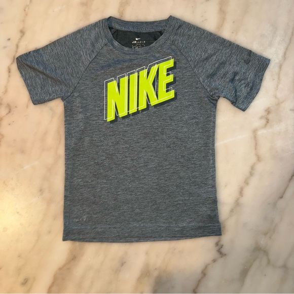 Boys Nike DriFit short sleeve shirt and short set size 5 (Small) - Picture 5 of 10
